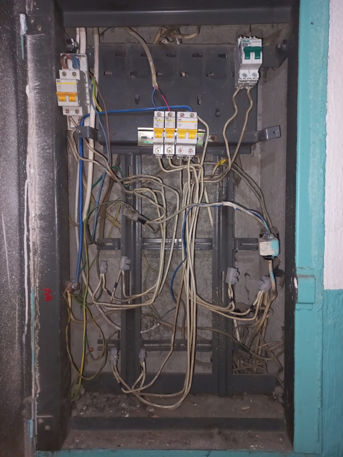 Старый электрощит до ремонта